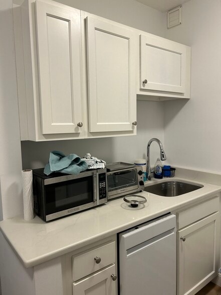 Building Photo - 120 Norway St