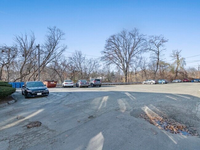 Building Photo - 180 River St