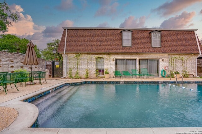 Building Photo - Condominium located in Olmos Park Gardens