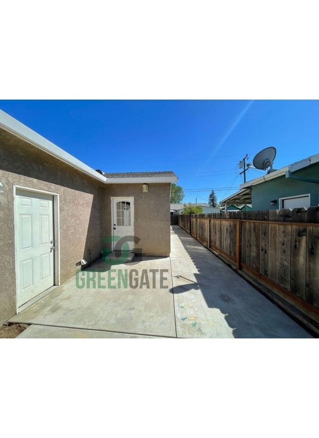 Building Photo - BEAUTIFUL 3 BEDROOM 2 BATH HOME MOVE IN RE...