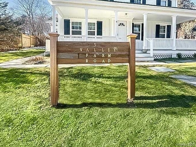 Building Photo - 5 Valley Farm Rd