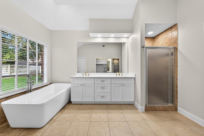 Building Photo - 2015 Rosalyn Ct