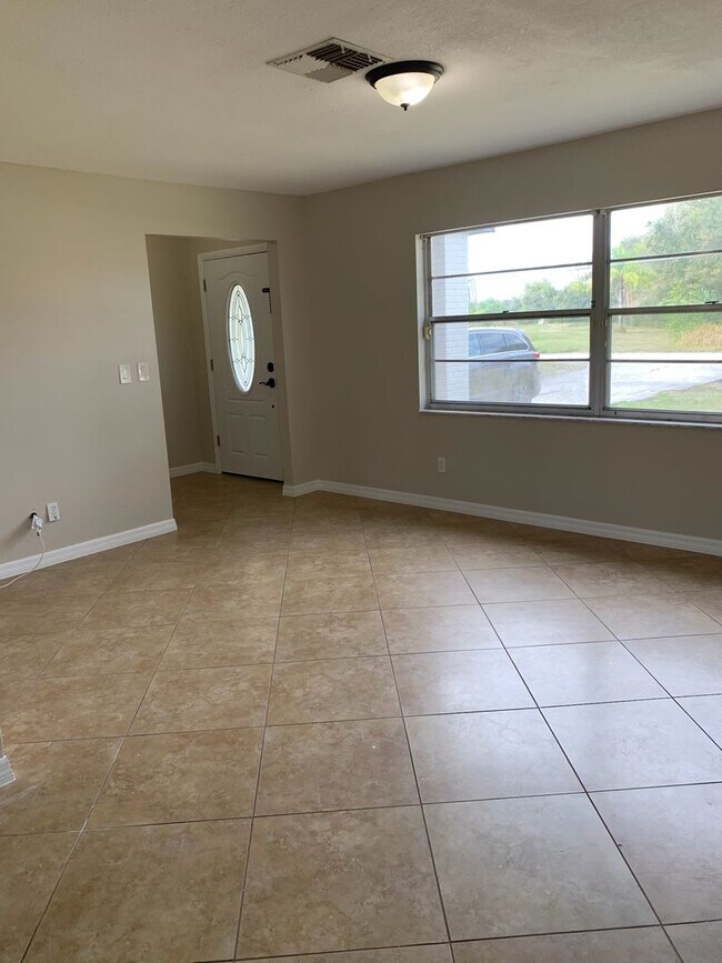 Building Photo - Nice 3/2 in St. Cloud on Oversized Lot w/ Lots of Upgrades