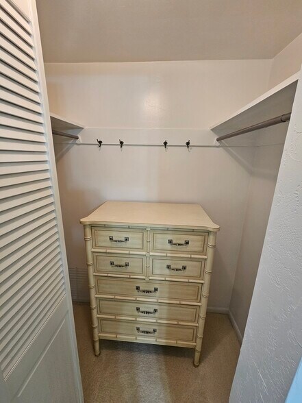 Building Photo - 440 Drummond St