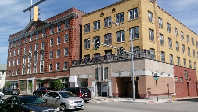 Building Photo - 819-833 Main St