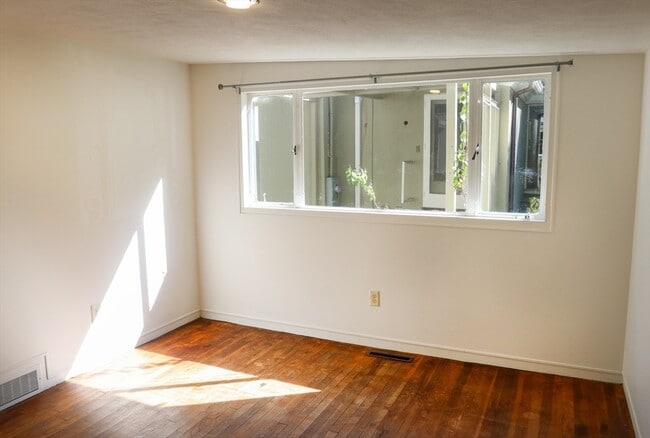 Building Photo - 583 Gay St