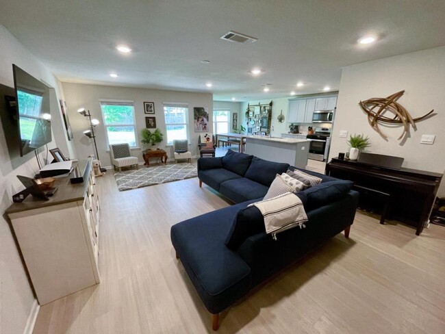 Building Photo - 1064 Enclave Cir