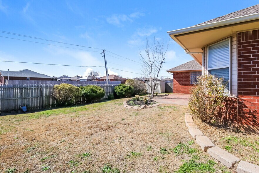 Building Photo - 600 NE 20th St