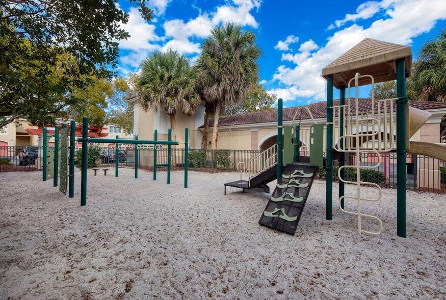 Building Photo - 2400 Centergate Dr