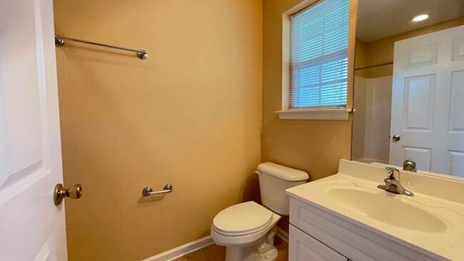 Building Photo - 2 Bedroom, 2.5 Bathrooms Townhome in the H...