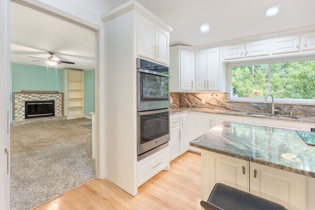 Building Photo - 607 3rd St Ext