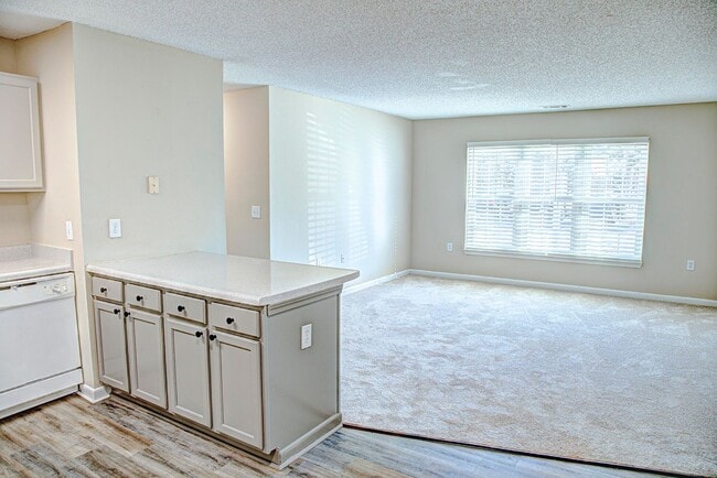 Building Photo - Two bedroom 2 bath apartment available