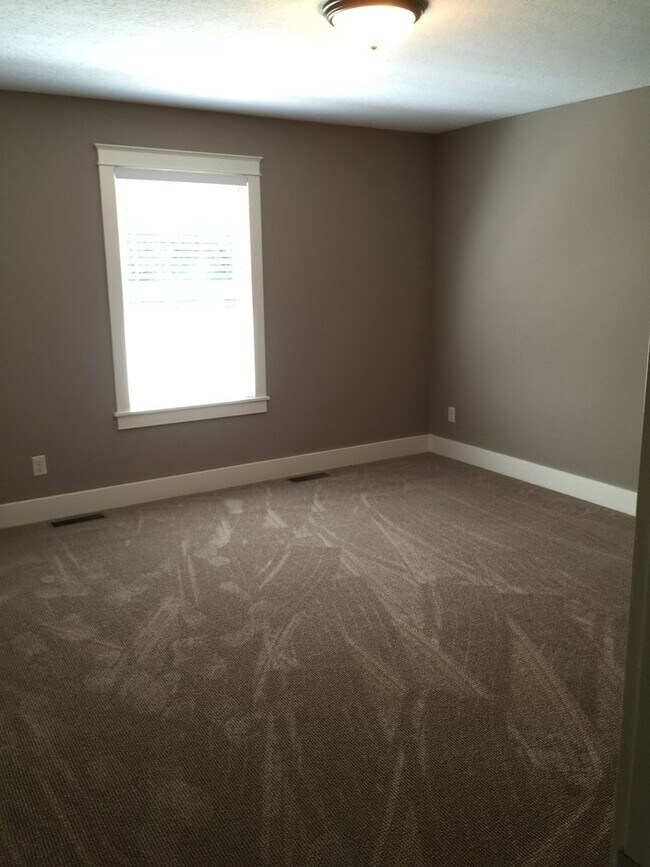 Building Photo - Maintenance free 3 bedroom 2.5 bath home in Stow