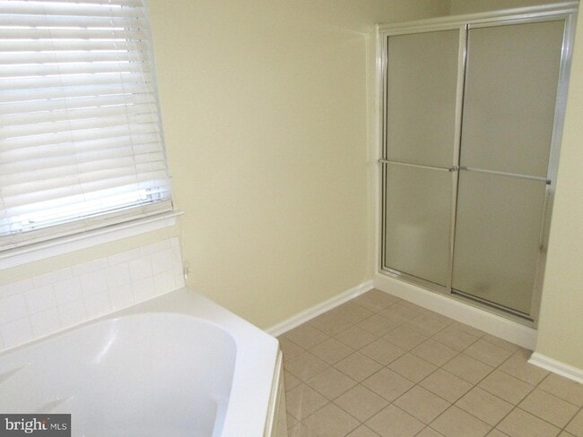 Building Photo - 23 Blackbird Ct