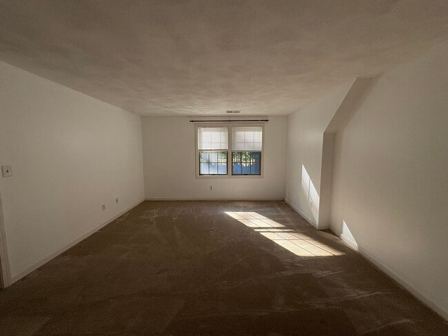 Building Photo - Private Home | 3 Bedroom 2 Bathroom | Huge...