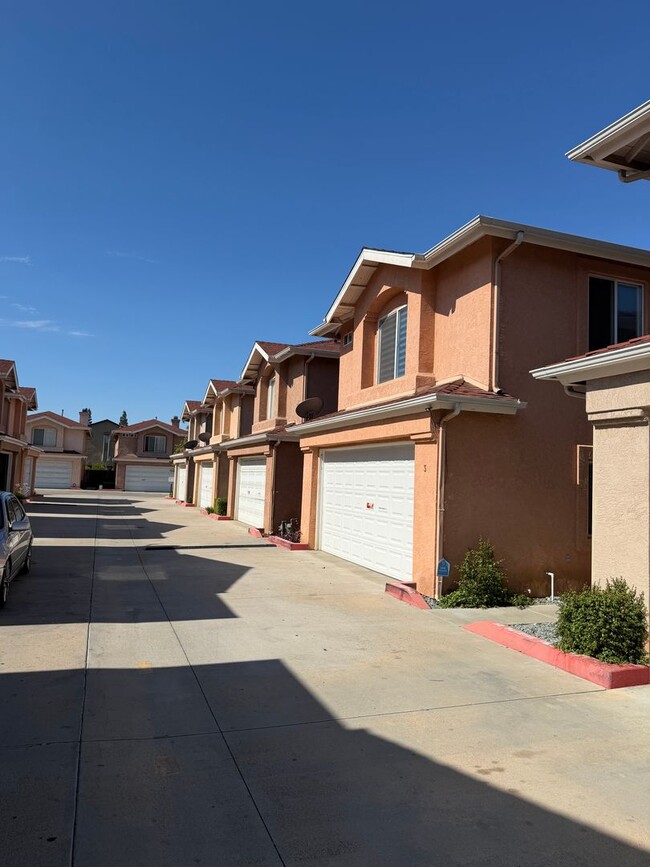Building Photo - 547 Hart Dr