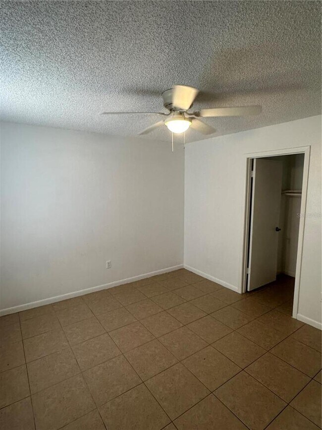 Building Photo - 2220 Leo Dr