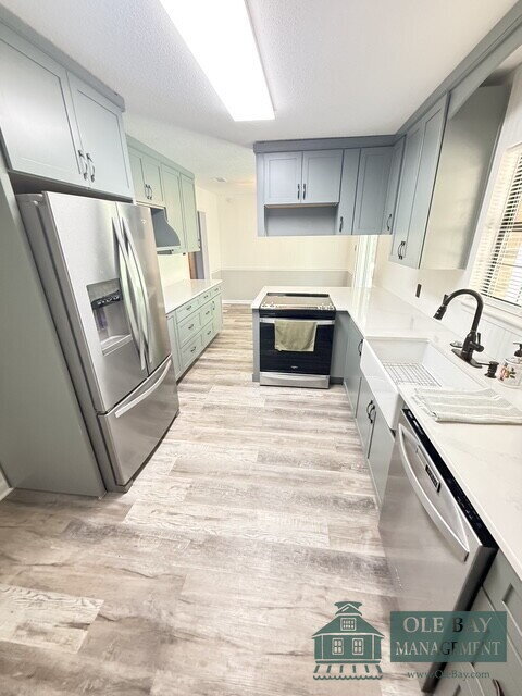 Building Photo - Granite counter tops, stainless steel appliances, luxury primary suite, and a large, fenced yard....