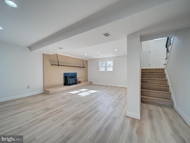 Building Photo - 2303 W Longview Dr