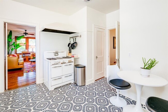 Building Photo - 1301 E 29th St