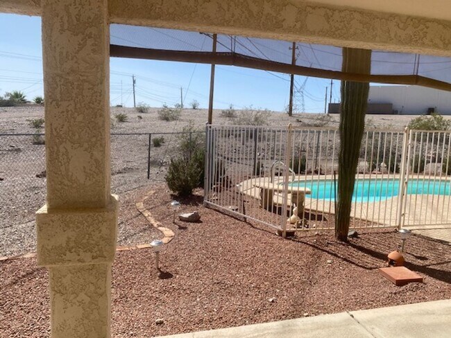 Building Photo - GREAT FURNISHED HOME WITH SIDE PARKING!