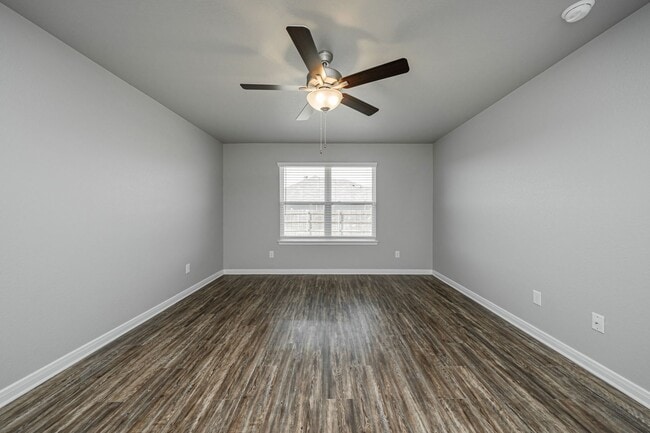 Building Photo - Bright & Cozy Home