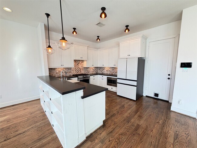 Building Photo - 2807 Old Pecan Grove Ln