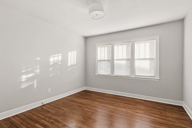 Building Photo - 871 University St