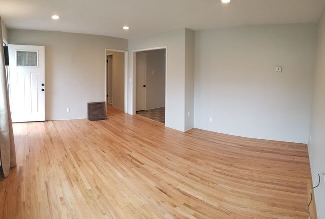 Building Photo - 5 bedrooms 2 baths close to campus and huge Backyard!