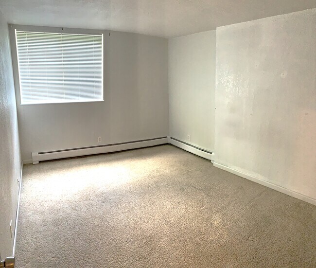 Building Photo - 1400 Golden Cir