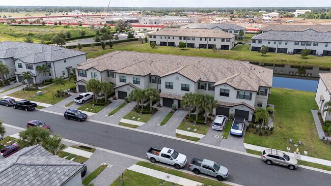 Building Photo - Newer-construction townhome in the highly desirable Lorraine Lakes
