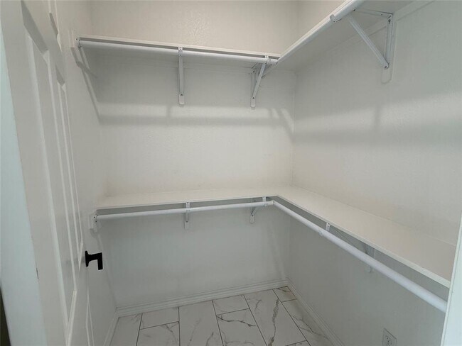 Building Photo - 811 5th