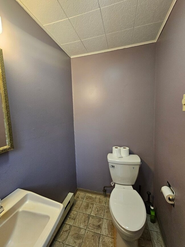 Building Photo - 3 Bedroom 1.5 Bathroom Single Family Home ...