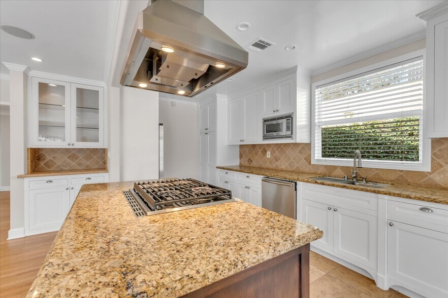 Kitchen - 4710 Cartwright Ave