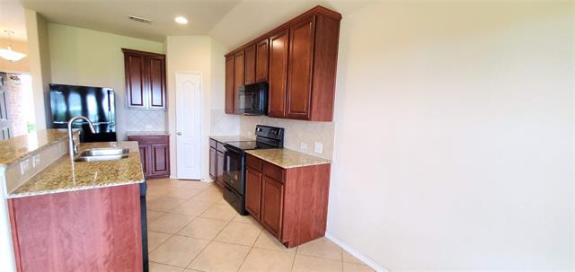 Building Photo - 2832 Cresent Lake Dr