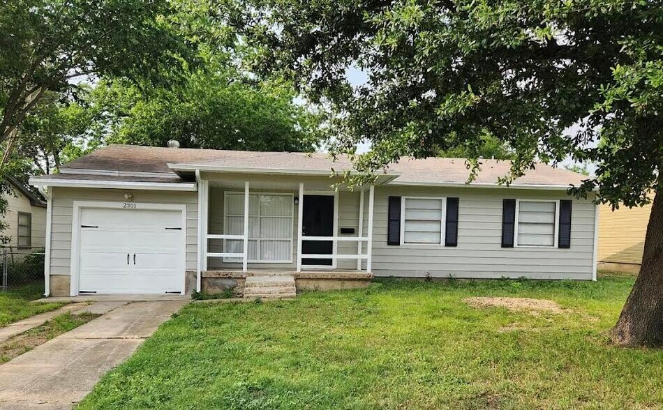 Primary Photo - 2301 Cochran St