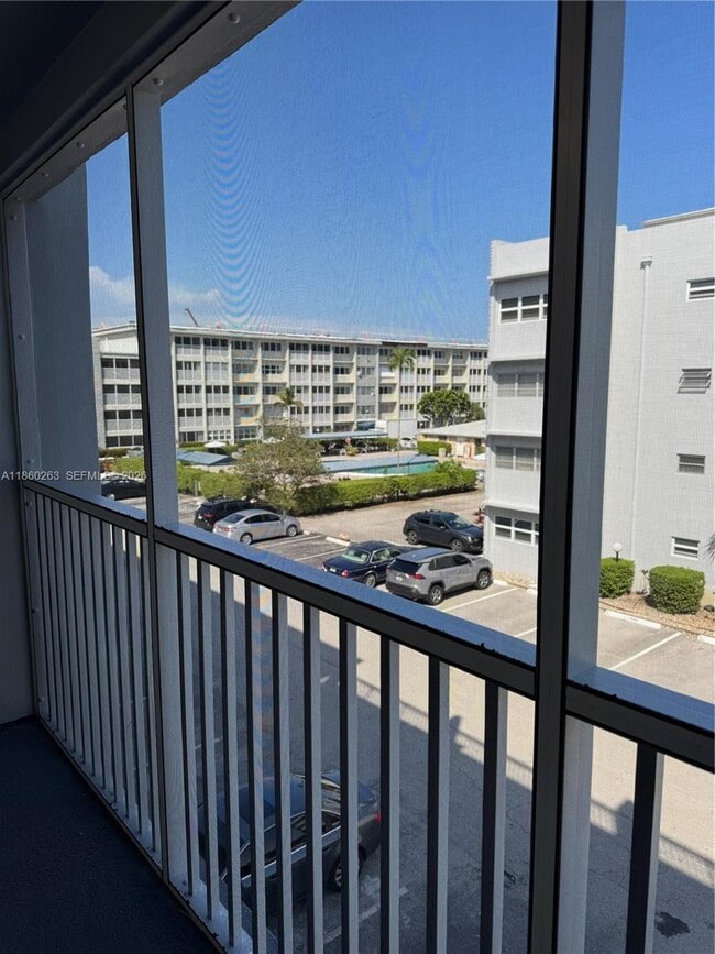 Building Photo - 215 SE 3rd Ave