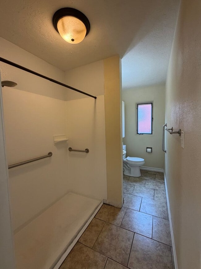 Building Photo - Spacious 4 Bedroom 2 Bathroom Home In The NE Heights!