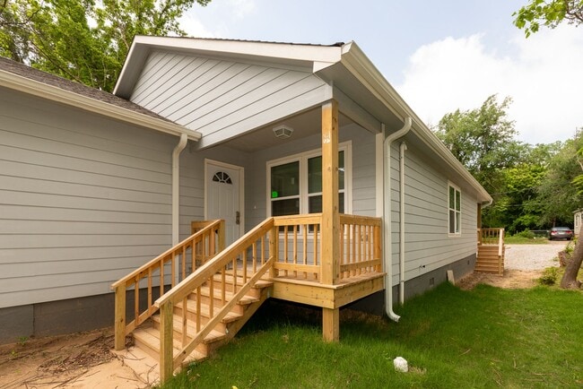 Building Photo - 4 Bedroom 2 Bath + Updated