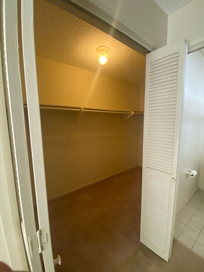 Building Photo - Great Phillips Ranch Home – 3+Office+2 - $...
