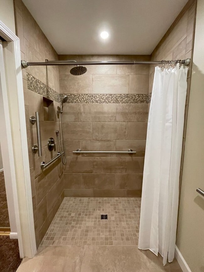 Building Photo - For Lease / Rent