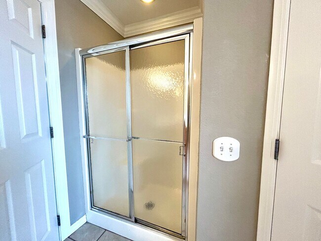 Building Photo - Spacious 3 bed 2 bath Single Family with a Large Fenced Backyard!