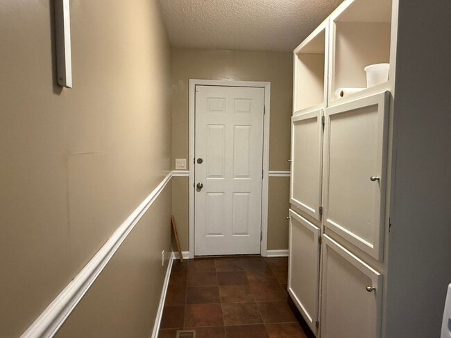 Building Photo - 3 bedroom one- level beauty in North Johnson City!