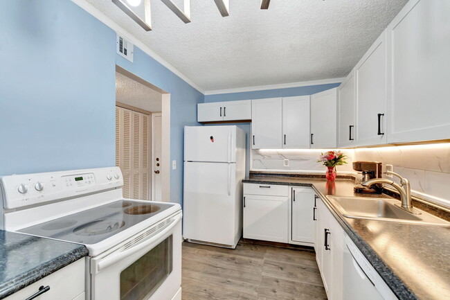 Building Photo - 1516 S Lakeside Dr