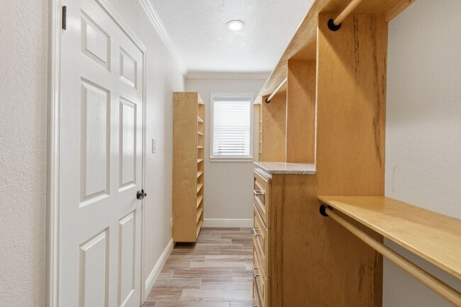 Building Photo - 1320 Woodvine Dr