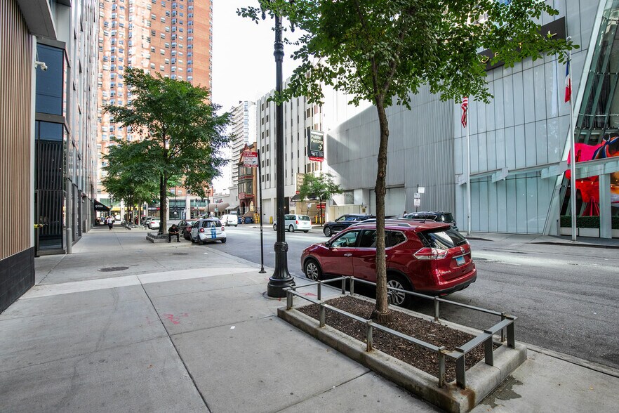 Building Photo - 21 E Chestnut St