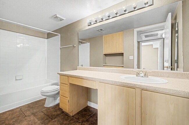 Building Photo - One bedroom condo with detached garage!