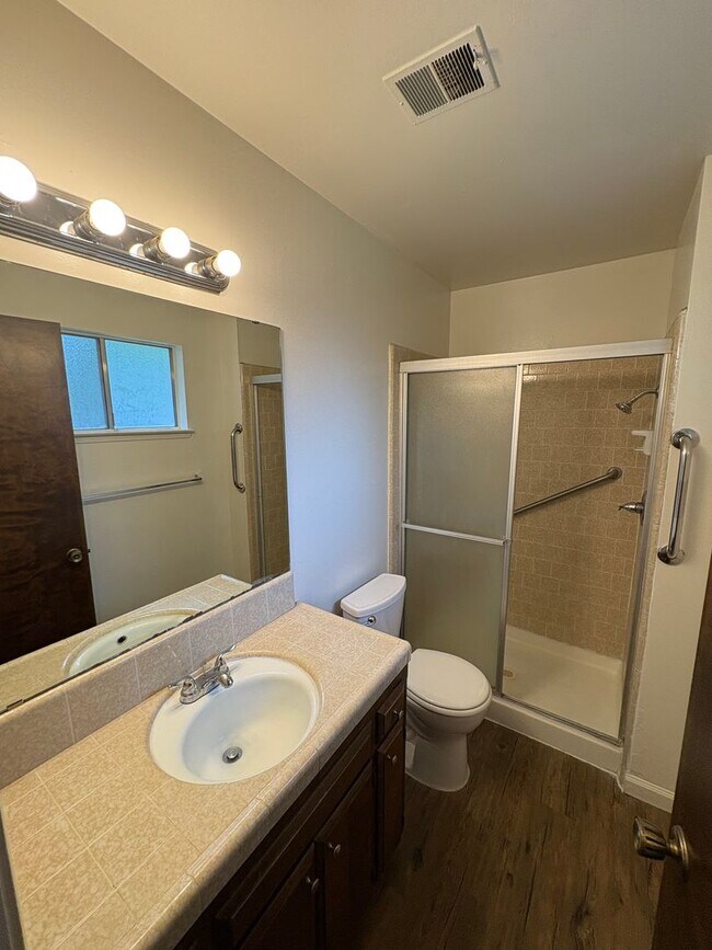 Building Photo - SW Visalia Home Available Now!