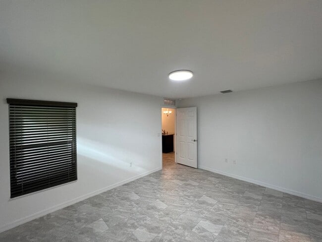 Building Photo - Spacious 4 Bed 2 Bath 2 Car Townhome Built in 2022 in Palm Coast!