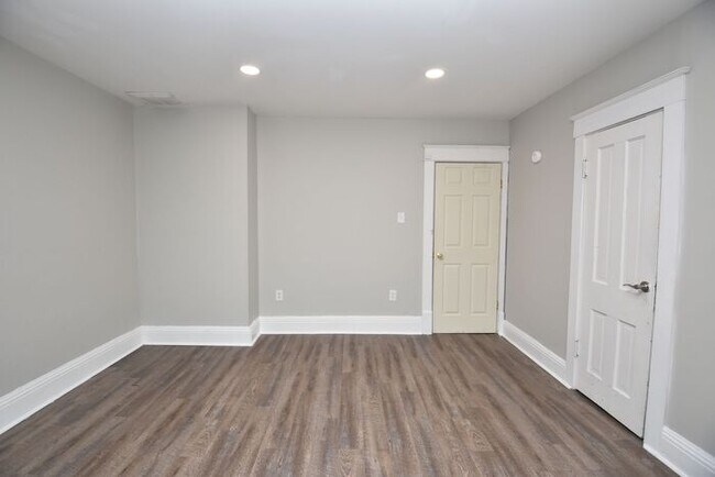 Building Photo - Spacious Downtown Mishawaka Apartment